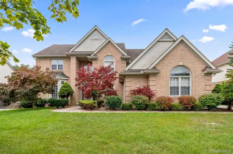 306 Pinehurst Dr, Canton, MI 48188