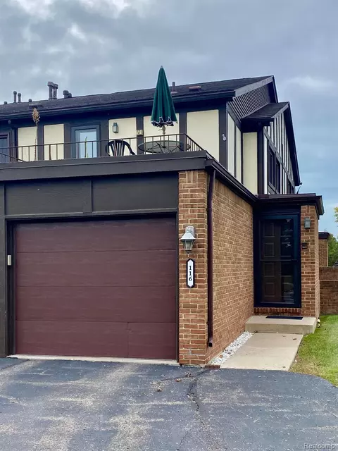 116 Country Club Dr #89, Saint Clair Shores, MI 48082