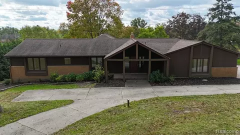 2904 W Hickory Grove Rd, Bloomfield Hills, MI 48302