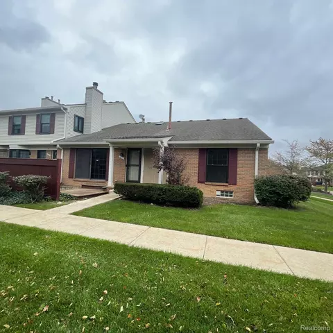38934 Country Cir 15 Cir, Farmington Hills, MI 48331