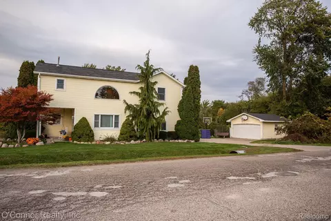 7995 Lakeshore Rd, Worth, MI 48450