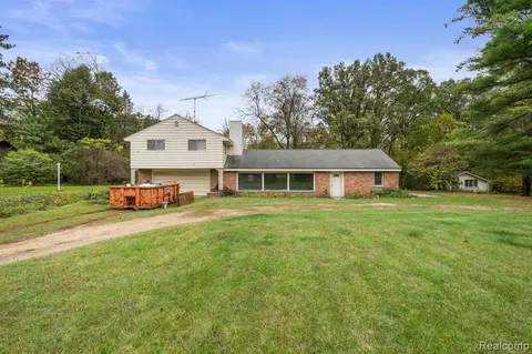 4580 Indianwood Rd, Clarkston, MI 48348