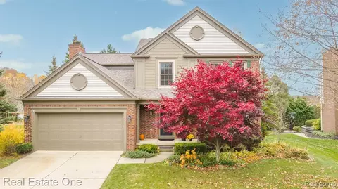 3701 Hidden Forest Dr, Lake Orion, MI 48359