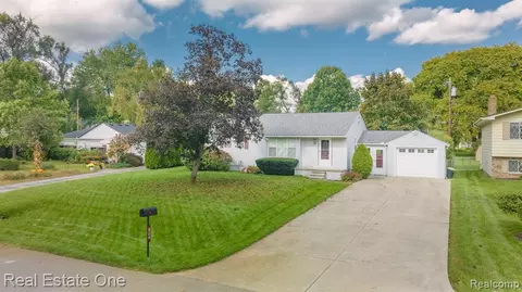192 Wanda St, Wolverine Lake, MI 48390