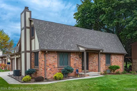 1898 Allenway Ct, Rochester Hills, MI 48309