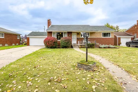 23730 Roxana Ave, Eastpointe, MI 48021