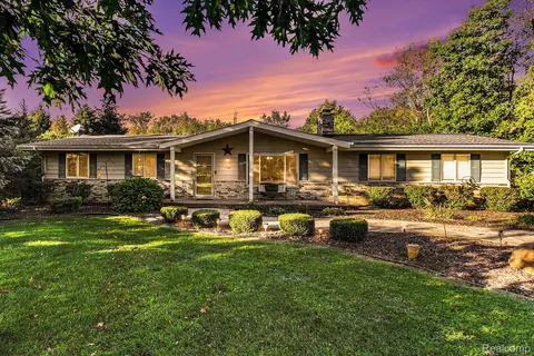 7188 Parkwood Dr, Tyrone, MI 48430