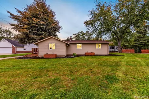 5329 Clintonville Rd, Clarkston, MI 48346