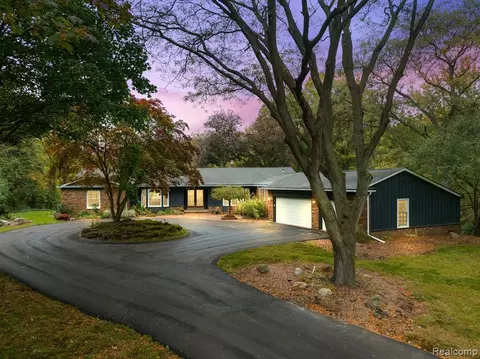 7192 Ten Hl, West Bloomfield, MI 48322