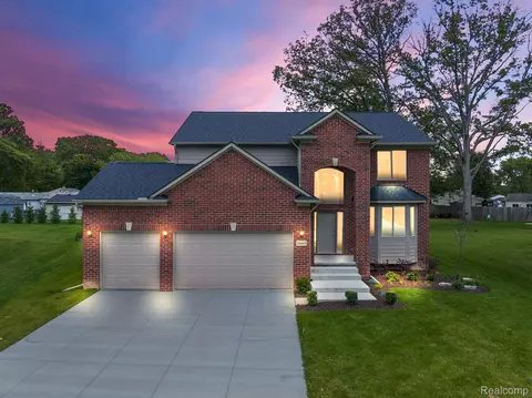 50468 Oakbrooke Dr, Chesterfield, MI 48047