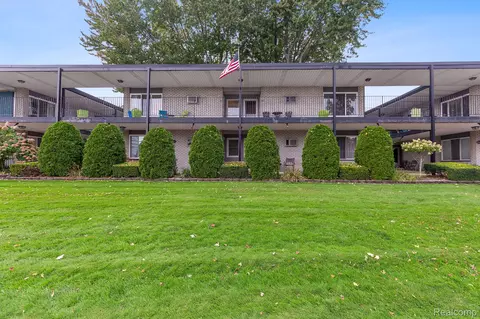 3425 Hillside Dr #41, Royal Oak, MI 48073