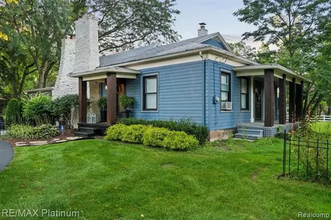10622 N N Rushton Rd, South Lyon, MI 48178