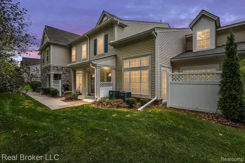 25924 Maritime Cir S, Harrison Township, MI 48045