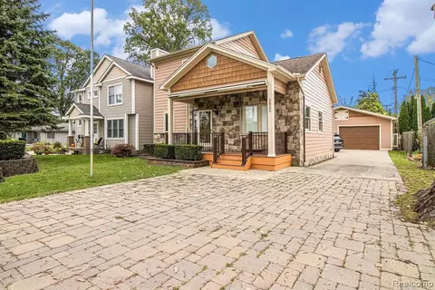 2822 Stennett St, Keego Harbor, MI 48320