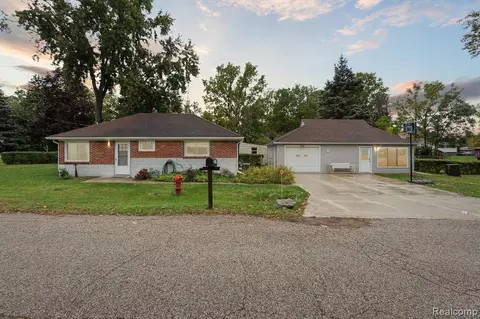 2276 Rollins St, Grand Blanc, MI 48439