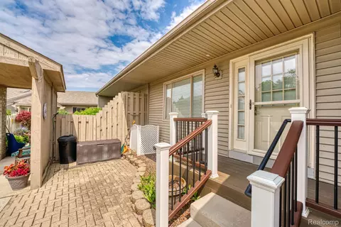 62512 Raleigh Crt Ct UNIT 2, South Lyon, MI 48178