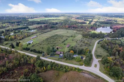 4670 Bunnel Lake Dr, Hadley, MI 48438