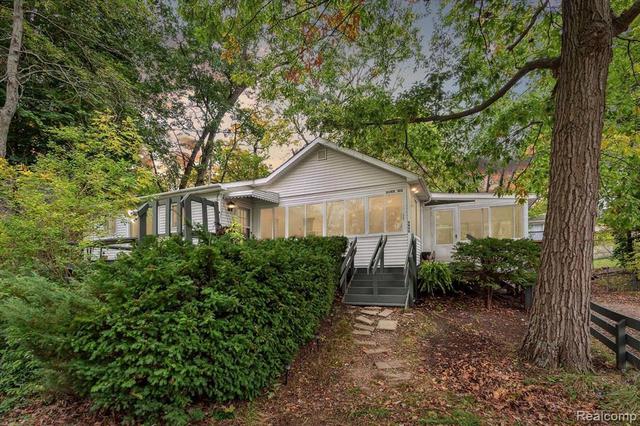 5630 Glen Echo Dr, Howell, MI 48843