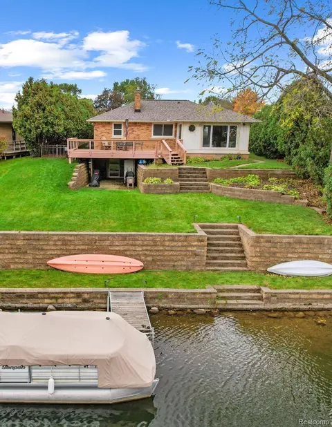 10030 Cedar Shrs, White Lake, MI 48386