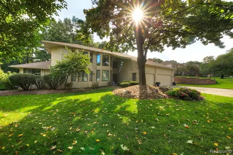 8233 Caribou Trl, Clarkston, MI 48348