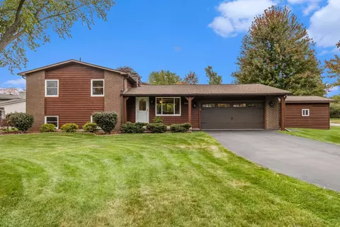 2438 Grove Park Rd, Fenton, MI 48430