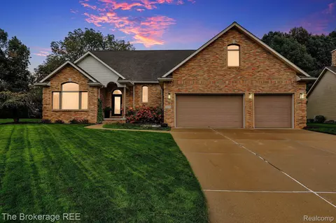 9219 Meadow Ridge Ln, Grand Blanc, MI 48439