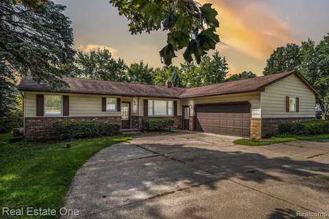 4141 Louis Dr, Flint, MI 48507