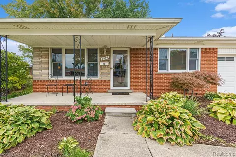 4946 Vista Ct, Sterling Heights, MI 48310