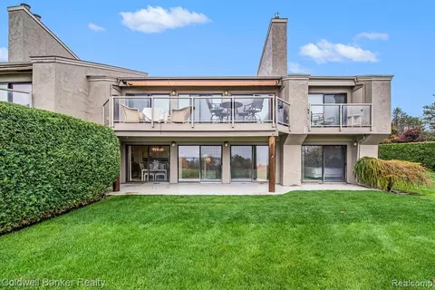 1002 Marina Bluff Dr, Charlevoix, MI 49720