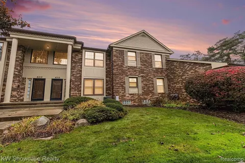 4312 Knightsbridge Ln, West Bloomfield, MI 48323