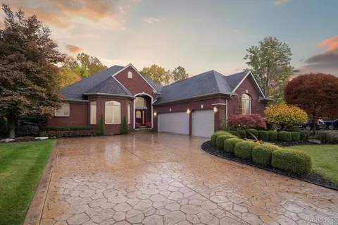 57172 Scenic Hollow Dr, Washington, MI 48094
