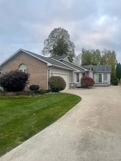 5586 Hickory Cir, Mount Morris, MI 48433