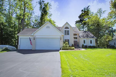 2133 Lakeshore Dr, Commerce, MI 48382