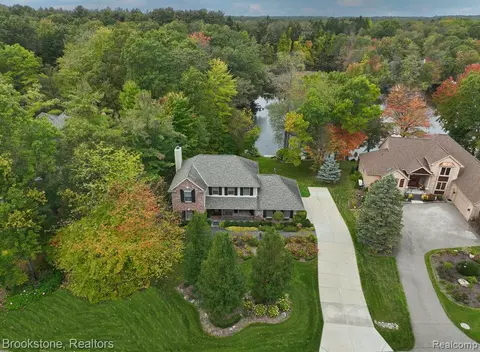 8261 Pine Lake Dr, Davisburg, MI 48350