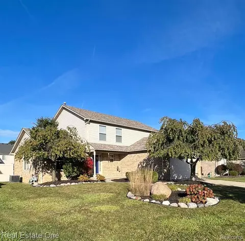 32204 Groat Blvd, Rockwood, MI 48173