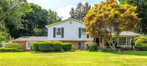 1881 W Bend Dr, Bloomfield Township, MI 48302