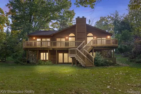 4055 N Vanstone Dr, Commerce Twp, MI 48382