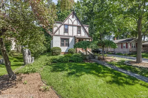 1609 Inverness St, Sylvan Lake, MI 48320
