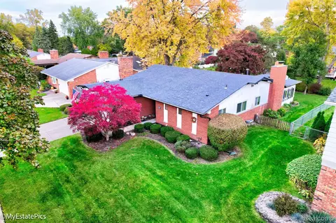 14452 Ramblewood St E, Livonia, MI 48154