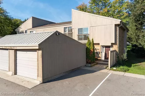 792 Oak Brook Ridge Dr, Rochester Hills, MI 48307