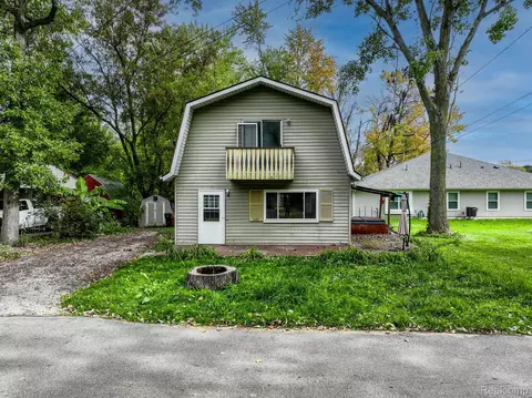 15337 Rickard Ln, Bath, MI 48808