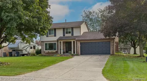 5444 Old Cove Rd, Clarkston, MI 48346