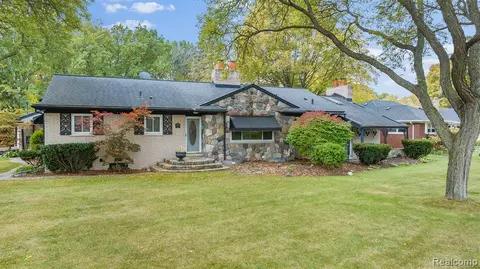 18976 Dixie Dr, Clinton Township, MI 48035