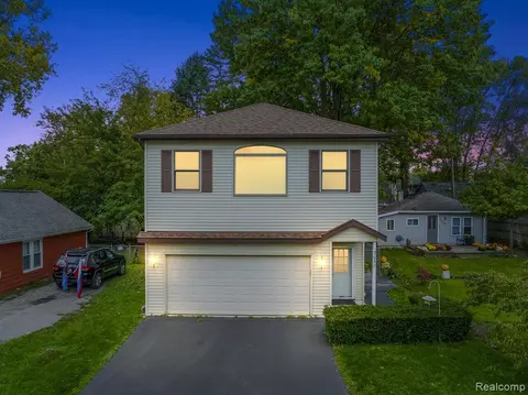 3057 Moss St, Keego Harbor, MI 48320