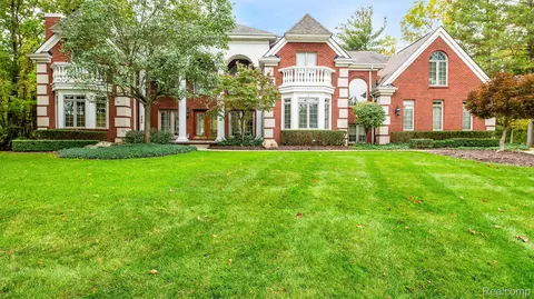 1822 Arrowhead Trl, Oxford, MI 48371