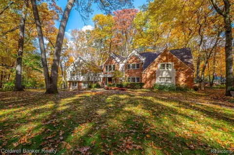 5033 Deep Wood Rd, Bloomfield Hills, MI 48302