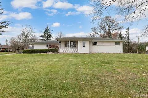 309 Hiram St, Lake Orion, MI 48360