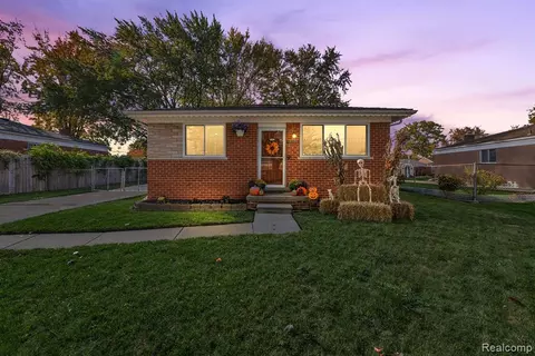 23232 Edgewater St, Saint Clair Shores, MI 48082