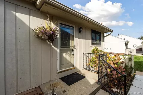 12129 Shenandoah Dr, South Lyon, MI 48178