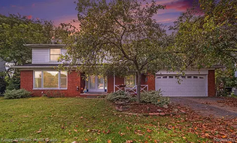 2864 Wareing Dr, Orion, MI 48360